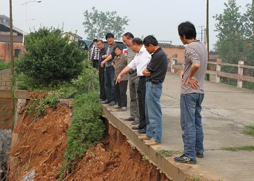 沅江市防指領(lǐng)導現(xiàn)場察看險情